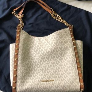 Michale Kors Newbury Chain Shoulder Tote - Vanilla